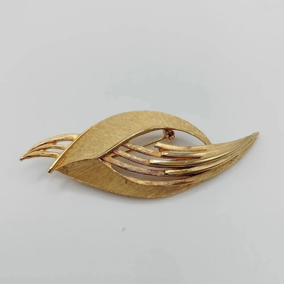 Beautiful Vintage Brooch American Golden To Leaf Years 60 - Vtg Leaf Gilding - Picture 1 of 3